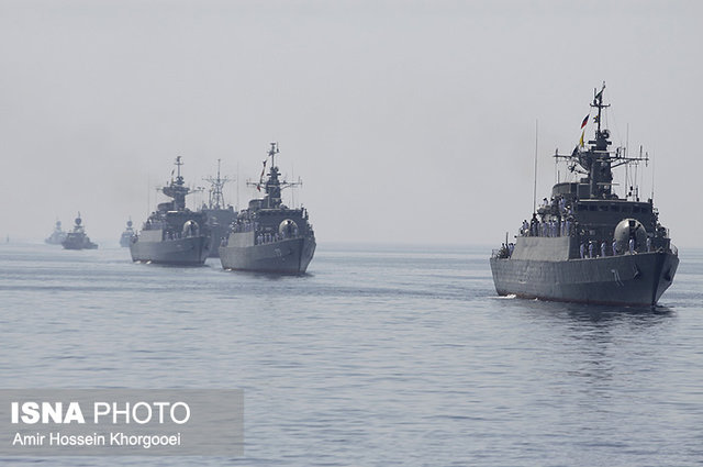 رژه نیروهای مسلح در جوار آب های نیلگون خلیج فارس برگزار شد