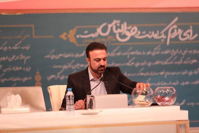 حرکت دست مجری در مناظره دوم و ایجاد پرسشی معنادار حرکت دست مجری در مناظره دوم و ایجاد پرسشی معنادار