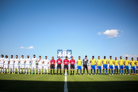 دیدار تیم‌های فوتبال گسترش فولاد و صنعت نفت آبادان