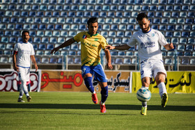 دیدار تیم‌های فوتبال گسترش فولاد و صنعت نفت آبادان