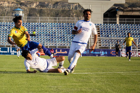 دیدار تیم‌های فوتبال گسترش فولاد و صنعت نفت آبادان