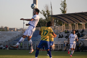 دیدار تیم‌های فوتبال گسترش فولاد و صنعت نفت آبادان