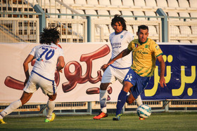 دیدار تیم‌های فوتبال گسترش فولاد و صنعت نفت آبادان