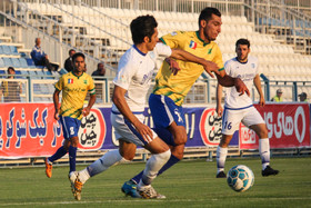 دیدار تیم‌های فوتبال گسترش فولاد و صنعت نفت آبادان