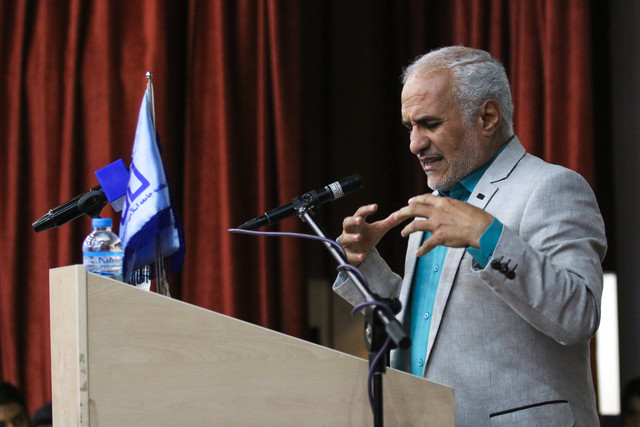 عکس آرشیوی است حسن عباسی: شیعه با شهادت زندهتر میشود