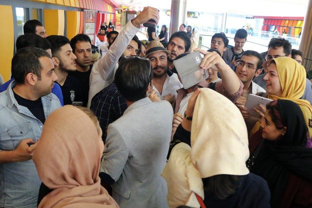 افتتاحیهی «نهنگ عنبر» با طعم کیک تولد رضا عطاران افتتاحیهی «نهنگ عنبر» با طعم کیک تولد رضا عطاران