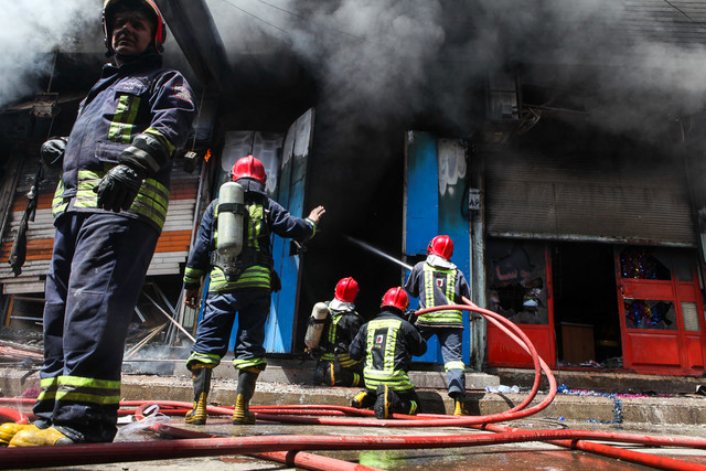 آتشسوزی گسترده در گاراژی در خیابان هلال احمر آتشسوزی گسترده در گاراژی در خیابان هلال احمر