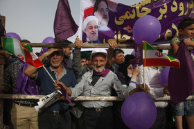 سخنرانی روحانی در جمع مردم اهواز