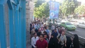 حاشیه‌نویسی خبرنگار ایسنا از حضور گسترده مردم در حسینیه ارشاد