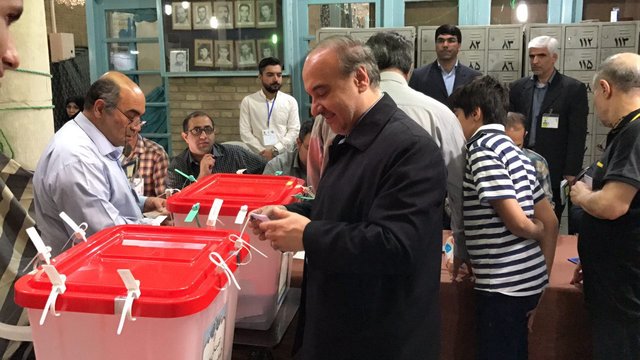 وزیر ورزش و جوانان رای خود رابه صندوق انداخت