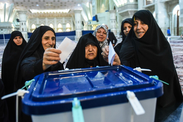 تزیینی میدان دفاع از شهدا، آمدن پای صندوق رای است