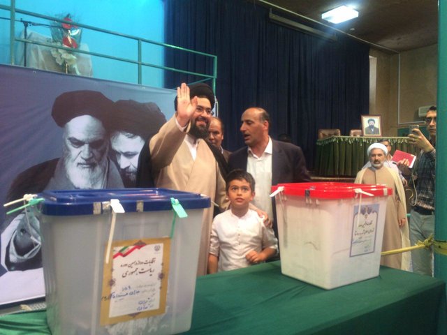 یاسر خمینی رای خود را به صندوق انداخت