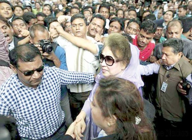 یورش پلیس به دفتر  رهبر اپوزیسیون بنگلادش و تظاهرات اعتراضی مردم