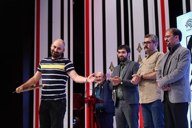 دریچه‌های نشاط را بر مردم نبندیم