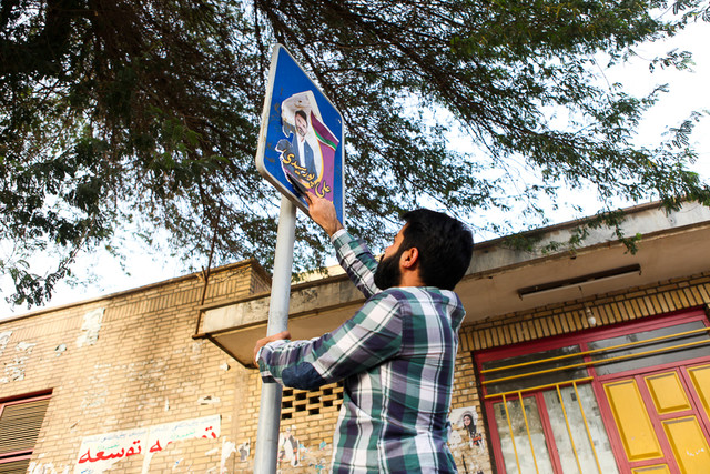 عکس تزئینی است ممنوعیت نصب پوستر تبلیغاتی بر روی تابلوهای راهنمایی و رانندگی