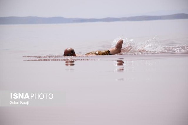 شنای جانباز ارومیه‌ای با هدف احیای دریاچه ارومیه+عکس