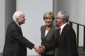 دیدار مک‌کین با رهبران استرالیایی در پی تنش دیپلماتیک میان دو کشور