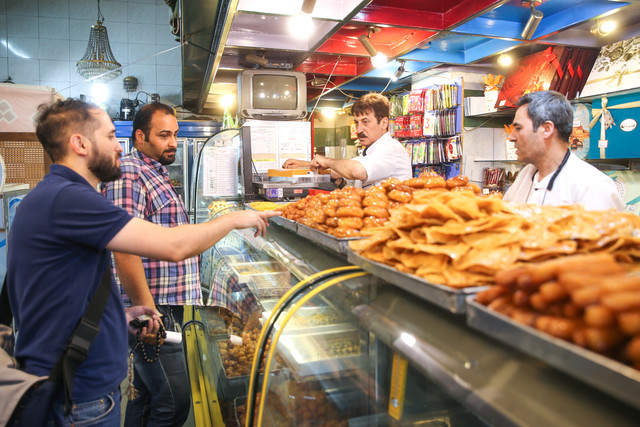 روزه‌داران همانند زمانی که روزه نیستند، سه وعده غذا بخورند