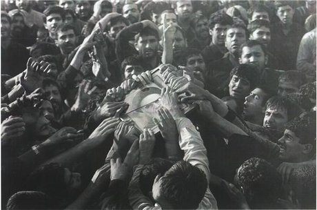 360 فریم عکس از یک مراسم تشییع / «قاب شکسته»