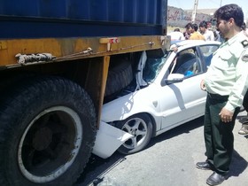 نجات راننده پژو از زیر تریلر در جاده کرج