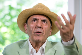 نصب کاشی ماندگار بر سردر خانه جواد مجابی