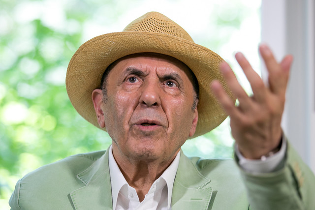 جواد مجابی: شعر حجم به نفع "رویایی" بود