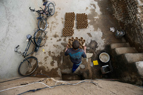 کارگاه تولید سفال در شهر جهانی سفال (لالجین) - همدانظروف چینی در ویترین مغازه های شهر جهانی سفال لالجین - همدان