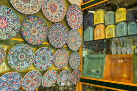 ظروف چینی در ویترین مغازه های شهر جهانی سفال (لالجین) - همدان