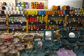 ظروف چینی در ویترین مغازه های شهر جهانی سفال (لالجین) - همدان