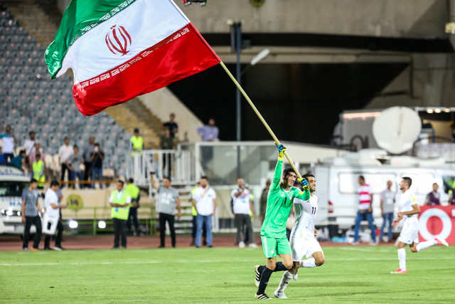 جشن صعود به جام جهانی روسیه در پایان بازی ایران و ازبکستان 