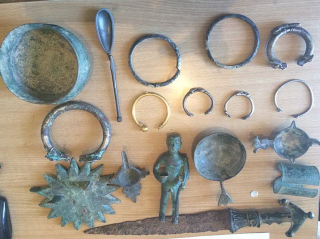 عکس آرشیوی است. ۲ قاچاقچی اشیاء عتیقه در مشهد دستگیر شدند