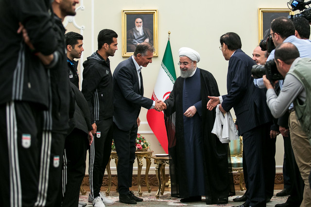 اهدای پیراهن شماره ۱۲ تیم ملی فوتبال ایران به رییس جمهور   اهدای پیراهن شماره ۱۲ تیم ملی فوتبال ایران به رییس جمهور