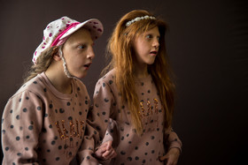 زهرا، ۲۰ ساله و ثنا، ۱۳ ساله دو خواهر مبتلا به بیماری ناشناختهای هستند که پزشکان نتوانستهاند اسمی برای آن پیدا کنند. هر دو دچار مشکلات ذهنی، حرکتی و آلوپسی (Alopecia) (از دست دادن موی سر و بدن) هستند. وقتی از مادر زهرا و ثنا در مورد آرزویش سؤال میکنم، فقط سکوت میکند و اشک میریزد.