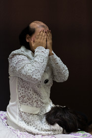 سمیه، ۳۱ ساله، به بیماری autoimmune آلوپسی (Alopecia) (از دست دادن موی سر و بدن) مبتلاست. او از رنج و عذابی که در روستا کشیده خاطرات بدی دارد. تمام اعضای خانواده او به این بیماری مبتلا هستند. سمیه ۱۰ سال است ازدواج کرده؛ با مردی که به این بیماری مبتلا نیست. اما سمیه پسری دو ساله دارد که او نیز دچار آلوپسی است. سمیه همسرش را فرشته زندگیاش میداند.