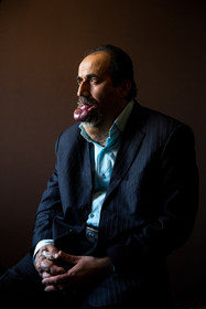 اسماعیل ،۴۹ ساله، به بیماری همانژیوم کاورنوس (Cavernous hemangioma)(گشادی رگهای خونی) مبتلاست. وضعیت بیماری اسماعیل حدود دو سال است که بسیار تشدید شده، بطوریکه هنگام خواب، بر اثر هجوم خون به زبان و لبها، زبان متورم شده و در دهان نمیگنجد. با این حال او میگوید زندگی جریان دارد و تنها با یاد خدا آرامش قلبی میگیرد.