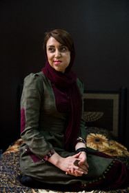 نیلوفر، ۲۵ ساله، به بیماری ژنتیکی نوروفیبروماتوز (Neurofibromatosis) (رشد تومورهای پوستی در سیستم عصبی) مبتلاست. بدترین سالهای زندگیاش، دوران تحصیلش بوده است. او کارشناس رشته روانشناسی است و معتقد است اگر به این بیماری مبتلا نبود شخصیت فعلیاش را نداشت. بیماری سبب شده تا دغدغههایش عمیقتر و منطقیتر و بافکرتر باشد. او دوست دارد حال بیمارانی را که به او مراجعه میکنند بهتر کند تا حال خودش هم خوب شود.