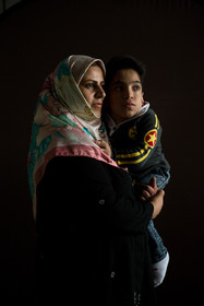 امیرمحمد، ۱۴ ساله، به بیماری موکوپلی ساکاریدوز یا همان ام.پی.اس (mucopolysaccharidosis) (یک اختلال متابولیکی که طی آن کمبود آنزیمِ lysosomal، اختلال در تکامل استخوانی و بافت همبند ایجاد میکند) مبتلاست. او شش سال مدرسه ابتدایی را با مادرش در مدرسه گذرانده ولی بعد از آن با کمک دوستانش به مدرسه میرود. امیرمحمد آرزو دارد گواهینامه بگیرد تا رانندگی کند و دکتر داروساز شود تا بتواند داروهایی را که به درد درمانش میخورد، بسازد.