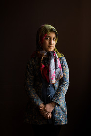 رقیه، ۱۲ ساله، به بیماری گوشه (Gaucher's disease) مبتلاست. این بیماری به منزلۀ نقص در فعالیت یا کمبود آنزیم بتا - گلوکوسربروزیداز است که موجب بزرگ شدن برخی اندامها نظیر کبد، طحال میشود. با تشخیص درست و به موقع بیماری و دریافت آنزیم مورد نیاز حال او بهتر شد، تا سال گذشته بدون مشکل به زندگی عادی خود ادامه میداد. از سال گذشته با بالا رفتن قیمت این آنزیم، تهیه دارو برای بیماران مبتلا به گوشه بسیار سخت شده است.