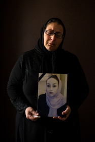 رعنا پنج فرزند دارد که دو تن از آنها بر اثر ابتلا به بیماری گوشه (Gaucher's disease) (نقص در فعالیت یا کمبود آنزیم بتا – گلوکوسربروزیداز موجب بزرگ شدن برخی اندامها نظیر کبد، طحال و مغز میشود) فوت کردهاند. سحر، دختر بزرگش،شش ماه پیش در سن ۳۰ سالگی و پسرش در سن ۷ سالگی به دلیل عدم توانایی در تامین هزینههای سنگین درمانشان مردهاند. رعنا برای دیدن مزار دو فرزند از دست رفتهاش هر روز به بهشت زهرا میرود.