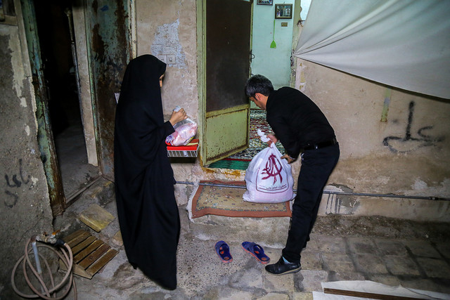 تلاش برای تهیه بسته‌های غذایی جهت توزیع بین نیازمندان درشب قدر/ روشهای کمک‌رسانی خیران 