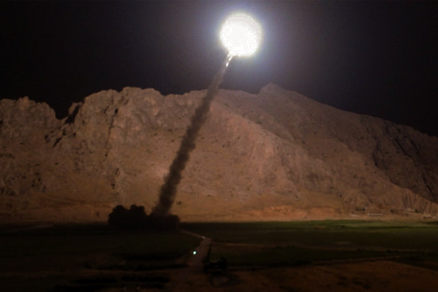 ویدئو / لحظه اصابت موشک‌های سپاه به مواضع داعش