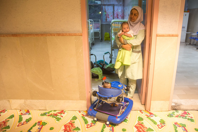 عکس تزئینی است. کودک رها شده در نزدیکی شیرخوارگاه آمنه، امروز تحویل بهزیستی میشود