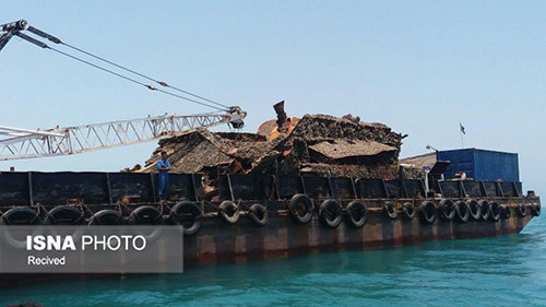 خارج‌سازی شناور مغروقه پس از 30 سال در دهانه بندر بهمن ‌