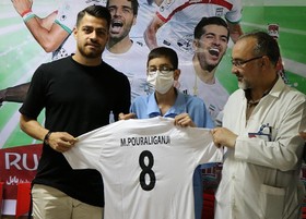 پورعلی گنجی پیراهن خود را به بیمار سرطانی اهدا کرد