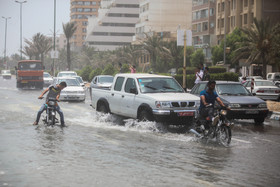 مواج شدن ساحل بندرعباس بر اثر وزش باد