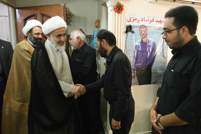 دیدار نماینده ولی‌فقیه در استان قزوین با خانواده شهید رمزی
