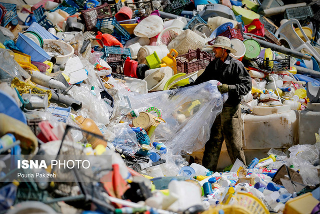 زمین پاک‌/‌بازیافت زباله های پلاستیکی در همدان