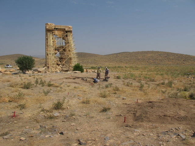 برج سنگی "ویران" زیرِ پایِ باستان‌شناسان