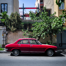 تهران - خیابان جهان‌آرا - سال ۱۳۹۲
پژو ۵۰۴ تولید فرانسه . این خودرو از سال ۱۹۶۸ در اروپا تولید شد . آخرین سری پژو ۵۰۴ سال ۲۰۰۴ در کنیا تولید و پس از آن متوقف شد . از مکان های مونتاژ این خودرو میتوان فرانسه، گوانگ‌ژو، جمهوری خلق چین، شیلی، بوئنوس آیرس، آرژانتین، نیجریه، مومباسا، کنیا، رود تیمز، نیوزیلند، ملبورن و استرالیا را نام برد . 