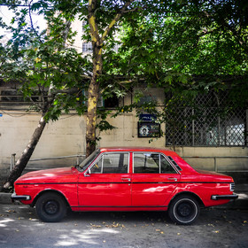 تهران - خیابان بیستون - سال ۱۳۹۲
تولید پیکان از سال ۱۳۴۶ به عنوان اولین ماشین ایرانی آغاز شد. پیکان اتوماتیک نیز در سال ۱۳۴۹ تولید شد. در سال ۱۳۵۰ و ۱۳۵۱ شش مدل پیکان تولید می‌شد که عبارت بود از دولوکس، وانت، کار، جوانان، تاکسی و اتوماتیک، تولید این خودرو در سال ۱۳۸۳ به اتمام رسید.